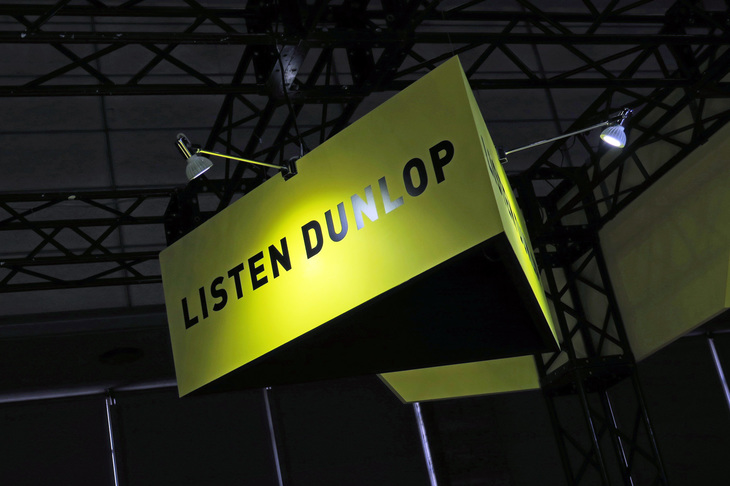 コーナーの上に掲げられた「LISTEN DUNLOP」の看板。