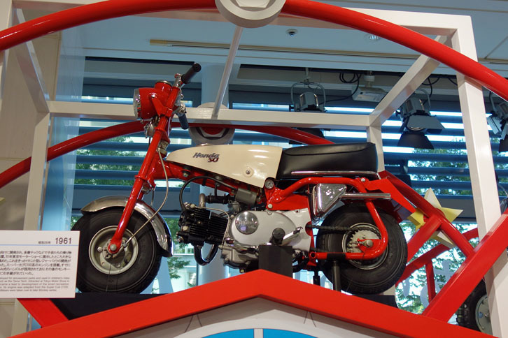 「ホンダ・モンキーZ100」（1961年）。遊園地向けに開発され、多摩テックなどで子どもたちの乗り物として活躍。すでに折りたたみ式のハンドルが採用されており、その後のモンキーシリーズに引き継がれた。