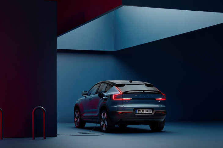 既存のモデルとは異なるクロスオーバータイプのSUV。緩やかな傾斜を伴うルーフラインと印象的なリアエンドデザインが「C40リチャージ」の特徴。