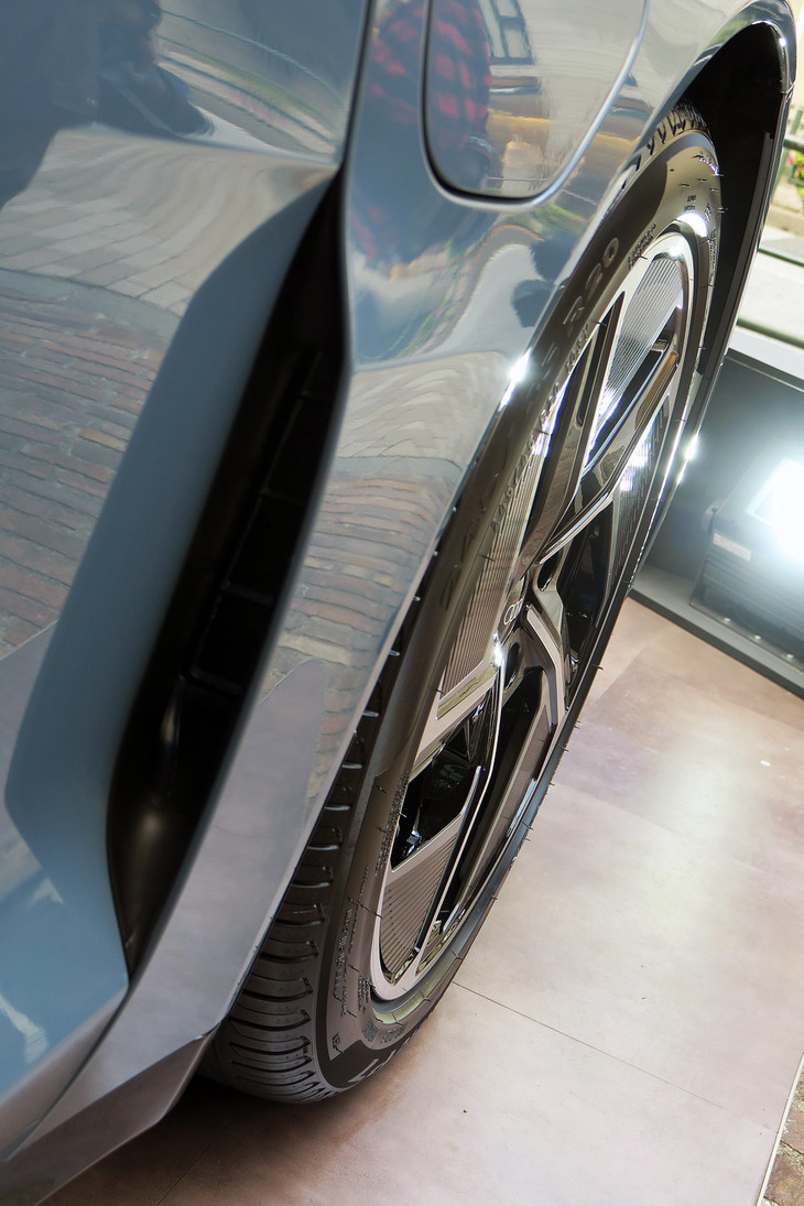 アウディe-tron GTクワトロ（フロントフェンダーダクト）