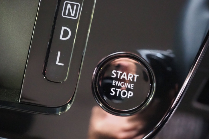 日産ルークス ハイウェイスター（エンジンスタート／ストップスイッチ）