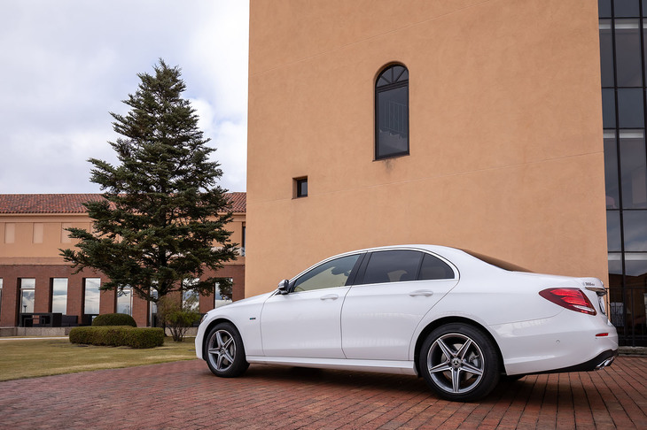「E350de」のボディーサイズは全長×全幅×全高＝4923×1852×1475mm、ホイールベース＝2939mm。（欧州仕様車の数値）