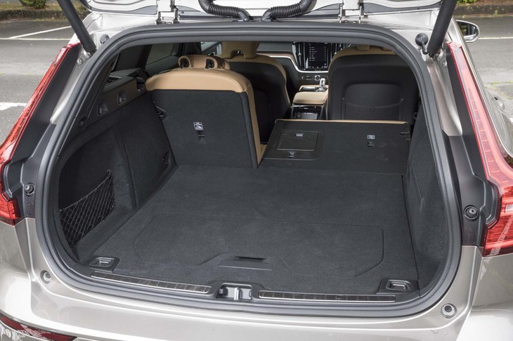 後席の背もたれをすべて倒したときの荷室容量は1441リッター。床面がフラットになるのがうれしい。