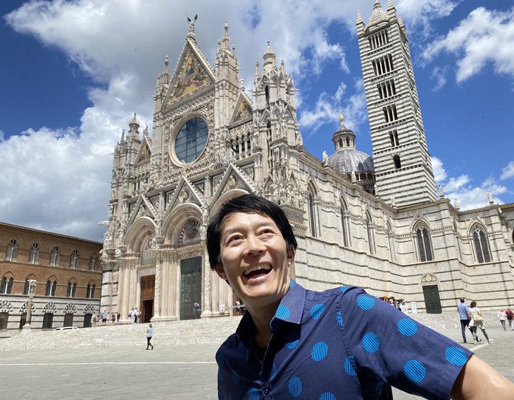 「おいこら、邪魔だ」という声が聞こえてくるのを承知で。後方のシエナ大聖堂は、1285年頃の建設開始とされている。下部がロマネスク様式、のちに加えられた上部がゴシック様式である。