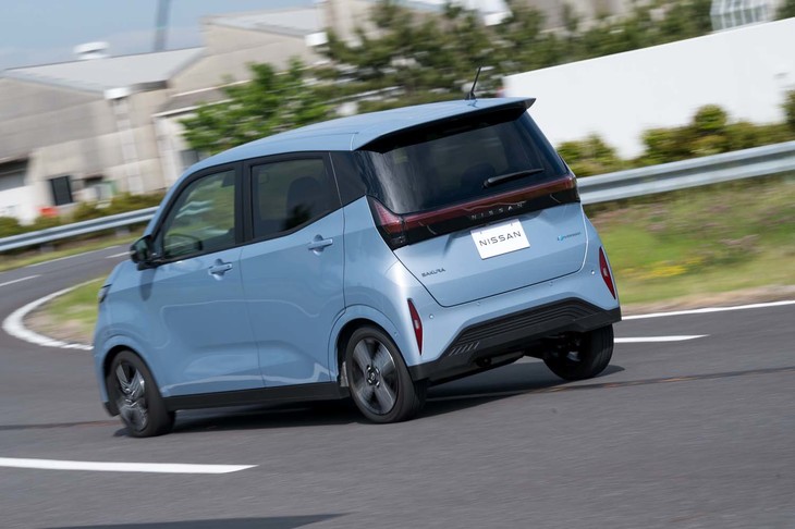 シフトセレクターのサイドにある「e-Pedal」ボタンを押すとワンペダルドライブの「e-Pedalステップ」が使える。アクセルを離したときの減速度を車速に応じて変えているため違和感なく使える。