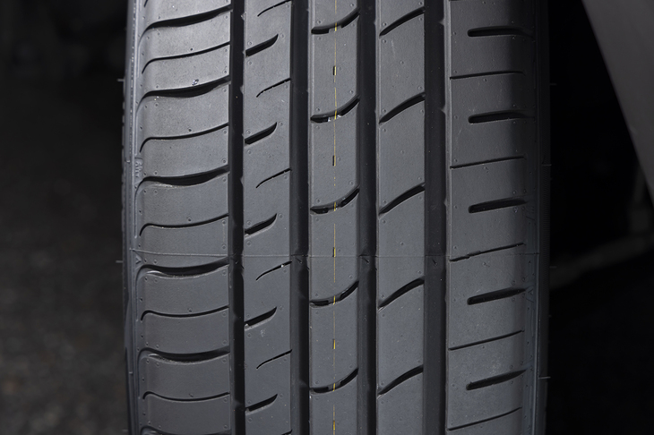 4本のセンターグルーブは内（写真右）と外で太さを変えてあるのがポイント。外の1本を細くしてアウトブロックの剛性を確保し、太い3本で排水性を高めている。