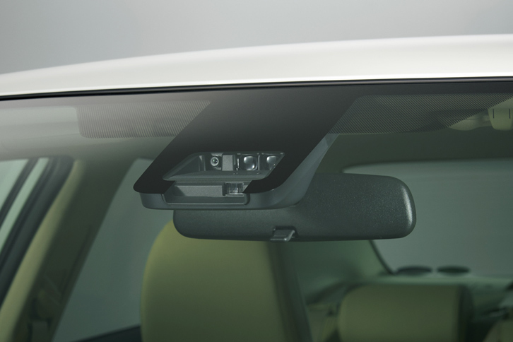 フロントウィンドウに装備された「Toyota Safety Sense C」のセンサー。