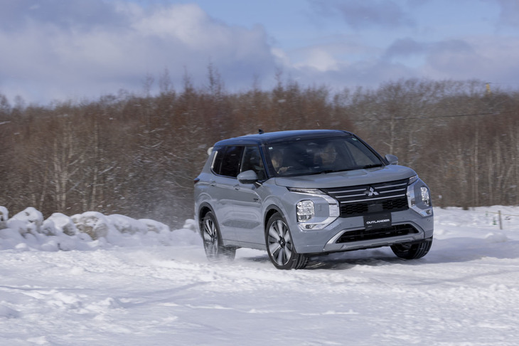 「アウトランダー」はフロントに最高出力116PSの、リアに136PSのモーターをそれぞれ搭載する2モーター式の4WDだ。