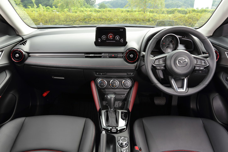 ブラックを基調に、各部にレッドのアクセントがあしらわれたインテリア。上級グレード「Lパッケージ」には白内装の仕様も用意されている。