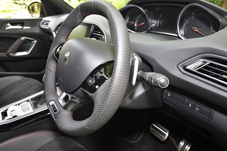 ステアリングホイールの背後に備わるシフトパドルは固定式。