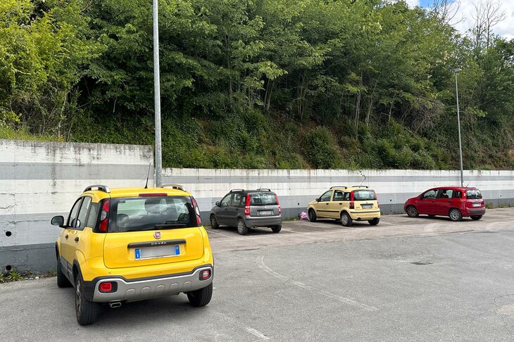 2023年5月、シエナのスーパーマーケット駐車場で。