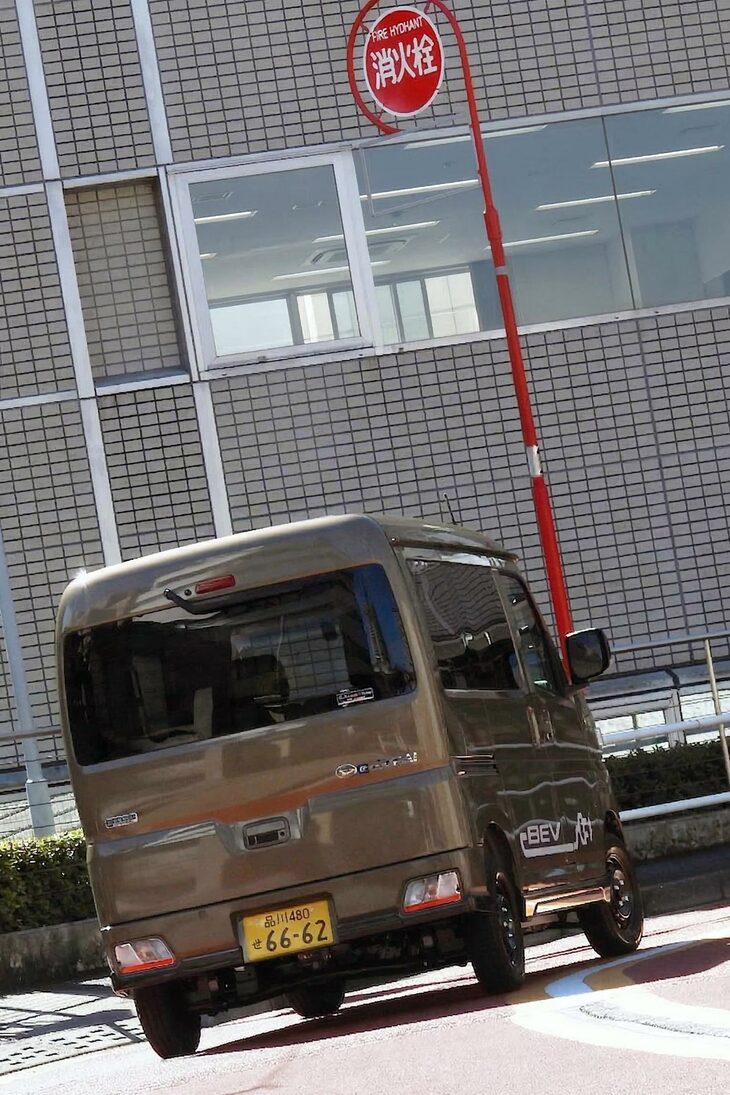 日本の商用車市場の約6割は軽商用車で占められており、その軽商用車市場で寡占状態を築いているのが、ダイハツとスズキだ。両社がBEVを発売したのは、地味に大きな出来事なのである。