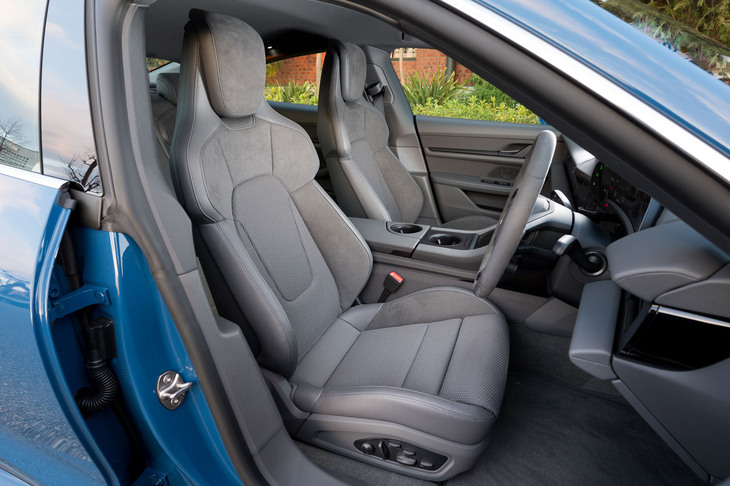 オプション装備の18way電動調整式アダプティブスポーツシート。運転席から見る景色は、まさにスポーツカーのそれだ。