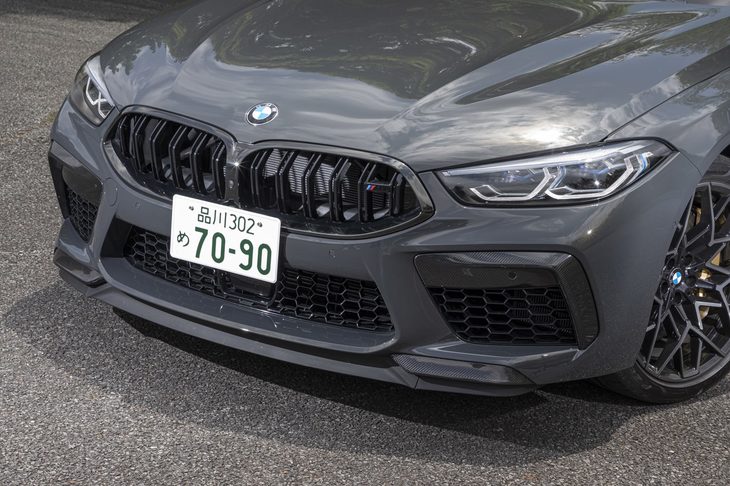 キドニーグリルはMモデル専用のダブルバータイプ。グリルまわりを飾るカーボンパーツは「コンペティション」のみに設定される「Mカーボンエクステリアパッケージ」に含まれている。