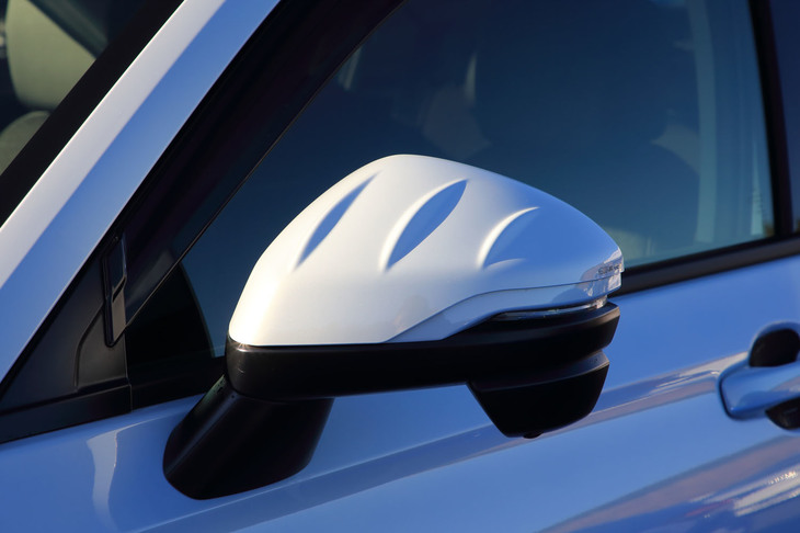 「ヴェゼル」用の外装パーツは、「シビック」用のそれと比べてアグレッシブなイメージが特徴。写真はツメを思わせる3本のフィンが目を引くドアミラーカバー。