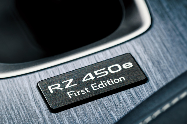 センターコンソール部に「RZ 450e　First Edition」のプレートが備わる。