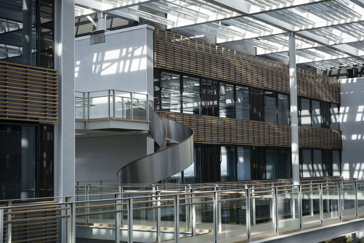 20カ所以上におよんでいた研究部署を1カ所にまとめた。また、床面積が300平方メートルにもなる部屋を80も用意し、各プロジェクトチームが一体となって開発に取り組める環境も整えた。