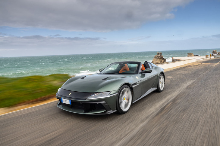 フェラーリのフラッグシップ「12チリンドリ」に、リトラクタブルハードトップを備える「スパイダー」。ポルトガルのワインディングロードで試します。（photo：Ferrari）