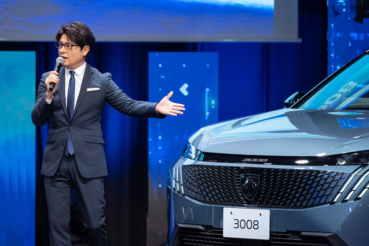 「プジョー3008」の発表イベントでステージに立った司会・進行の安東弘樹氏。