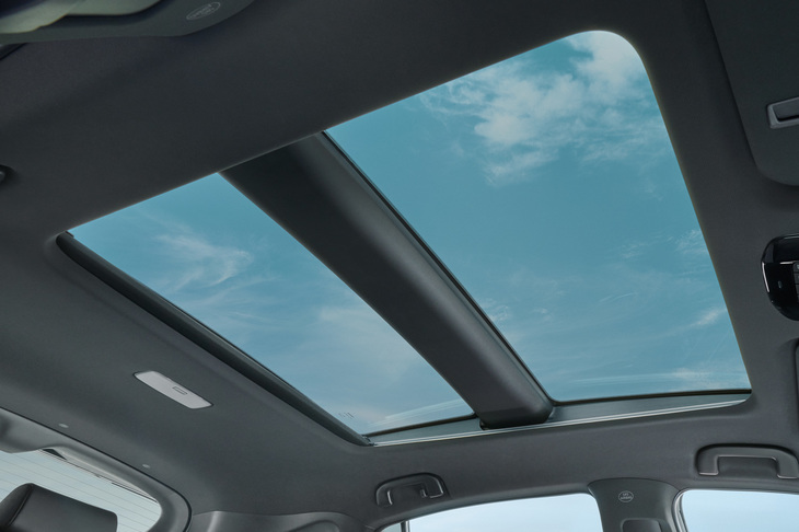 トヨタ車として初採用となる、「調光パノラマルーフ」などの装備にも注目。