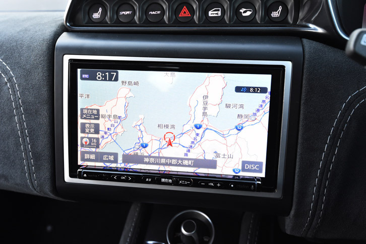 ダッシュボードの中央に搭載されたクラリオン製のSDナビゲーションシステム。車重を抑えるため、ナビやオーディオ機器についても軽量なものが選ばれた。