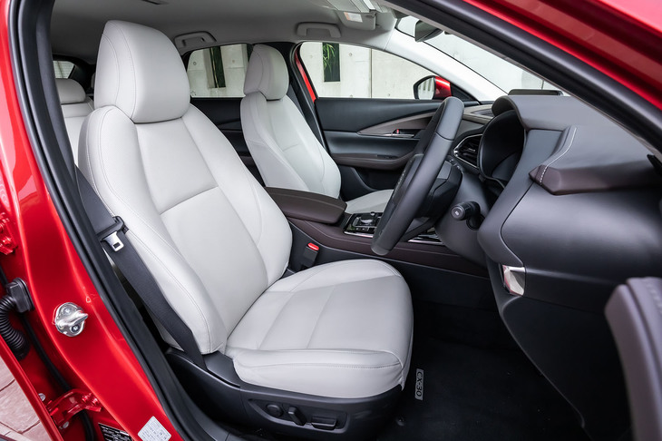 「Lパッケージ」の運転席には10Wayのパワーシートが標準装備される。表皮はパーフォレーションレザーで、ピュアホワイト（写真）またはブラック／チャコールグレーの2種類から選択できる。