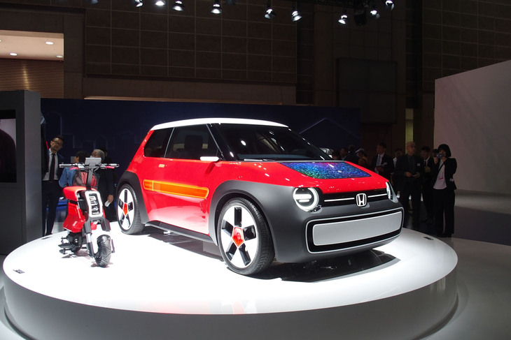 前回（2023年）のジャパンモビリティショーで“お立ち台”にのぼった2台。写真向かって右が「サステナ・シー コンセプト」で、左が「ポケット コンセプト」。　
	清水「今回とは、ちょっと毛色が違ってたよね」　
	ほった「ちなみに、ワタシの最も記憶に残っている自動車ショーのブーステーマは、第42回東京モーターショーでの、ホンダの『にんげんの気持ちいいってなんだろう』です」