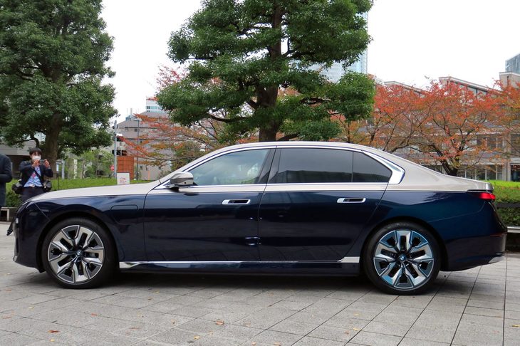 BMW i7 xDrive60eエクセレンス（サイドビュー）