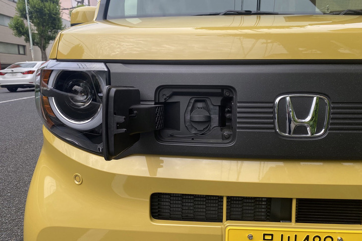 200Vの普通充電口はフロント右側のヘッドランプ近くに設置されている。「N-VAN e： FUN」では、LEDヘッドライトや急速充電も標準装備としている。