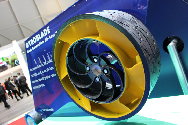 ジュネーブモーターショー初参加の住友ゴム工業は、ファルケンブランドでブースを展開した。これは同社が開発中のエアレスタイヤ。残る技術的課題のクリアはともかく、この種のタイヤに対する明確な国際規格がいまだ存在しないため、一般車両に装着されるのは5年～10年先になると見ているという。まずはカートやシティーコミューターへの採用を目指す。