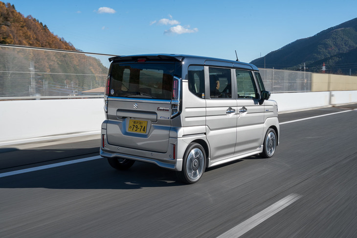 現状では、新型「スペーシア」のモデルラインナップは標準車と「カスタム」のみ。SUVテイストを利かせた「スペーシア ギア」も追加されるのか、気になるところである。