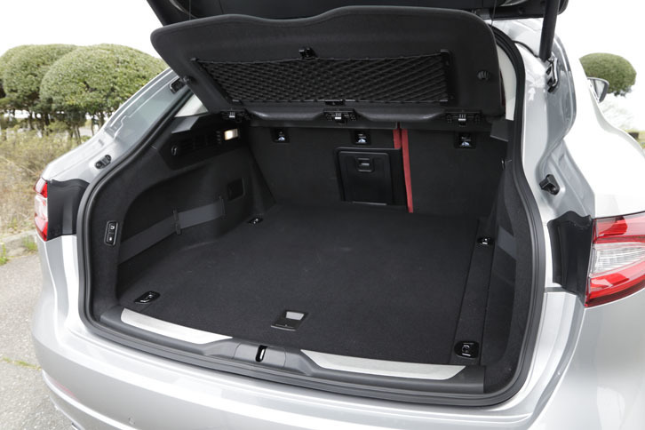 荷室の容量は標準時で580リッター。全長と全幅がほぼ同じサイズの「ランドローバー・レンジローバー（標準ホイールベース仕様）」の909リッターと比べるとだいぶコンパクト。