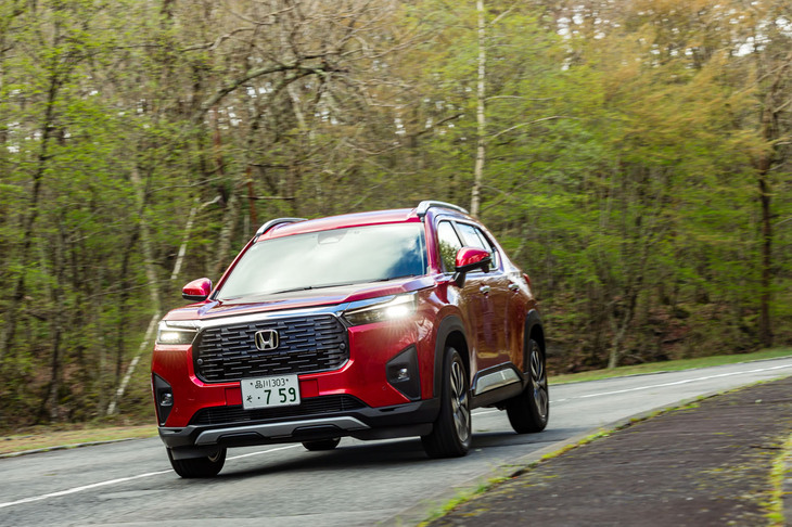 この試乗車のボディーカラーは3万8500円のオプションカラー「イルミナスレッドメタリック」。同価格で4色が設定され、無償で選べるのは「クリスタルブラックパール」のみ。