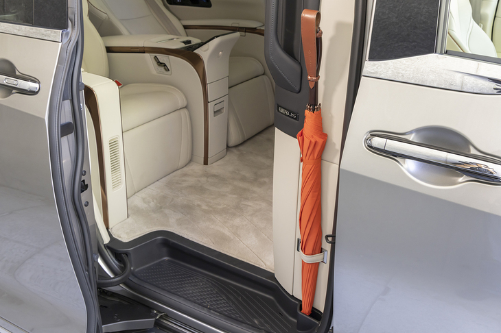 Bピラーには傘を立てて収納できるホルダーが備わっている。この試乗車にはレクサスコレクションで購入できる「ヌレンザ」が差してあった。持ち手はカエデ、骨はカーボンという高級アンブレラだ。