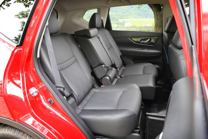 今回の改良では、2列シート仕様の「20X」の後席に、リクライニングおよびスライド調整機構が追加された。分割可倒機構についても、従来の6：4分割式から4：2：4分割式に変更されている。