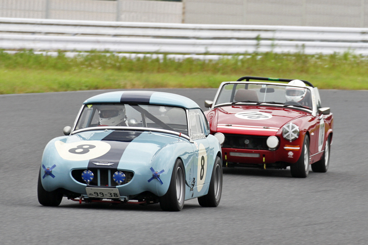 クリスタルカップの予選より。前は決勝で8位に入った1960年「オースチン・ヒーレー アシュレーGT」。「オースチン・ヒーレー スプライトMk1」にスペシャリスト製のボディーキットを装着したマシン。後ろは1979年「MGミジェット」。