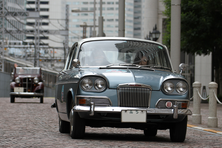 PC競技を終えて走りだした1963年「ハンバー・セプター」。「品5」のシングルナンバーを付けた新車以来のワンオーナー車である。後ろにオールドダットサンが続いているが……。