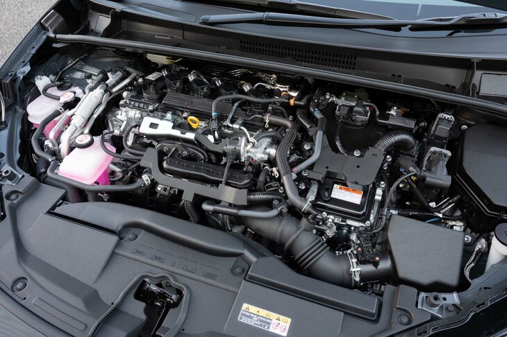 「プリウスPHEV」のエンジンルーム。2リッターエンジンをベースとしたプラグインハイブリッドシステムはトータルで223PSを発生する。