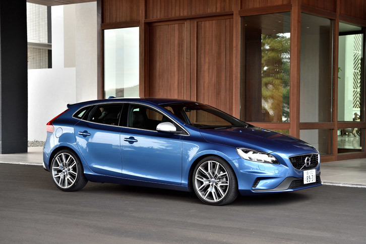 カタログモデルとしては日本に未導入の「V40 D4 R-DESIGN」をベースに、ポールスター専用パーツをフル装備した「V40 D4 R-DESIGNチューンド・バイ・ポールスター」。2017年10月に50台限定で発売された。