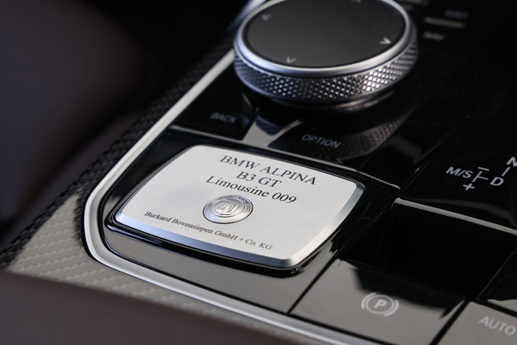 従来のアルピナ車と同じく、個別のシリアルナンバーを記載するプレートがセンターコンソールに取り付けられている。今回の試乗車には「BMW ALPINA B3 GT Limousine 009」の文字が入っていた。