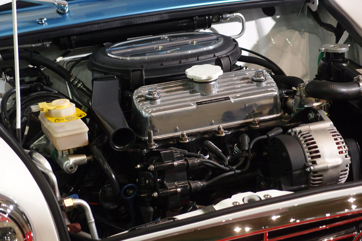 新品の部品を使ってリビルトされたA型エンジン。トランスミッションは4段MTが標準で、5段MTやATも選べる。