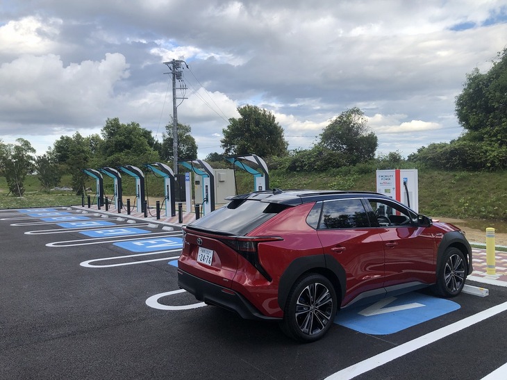 新東名高速道路の浜松SAには、150kW級の急速充電器が1基、90kW級の急速充電器が6基設置されている。ほか、駿河湾沼津SAでも150kW級充電器の運用が始まっている。