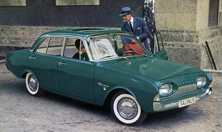 「フォード・タウナス17M」。アメリカ本家の3代目「サンダーバード」風スタイルを持つサルーン。顔つきは別として、「コルチナ」やタウナスのサイドビューは参考になったという。