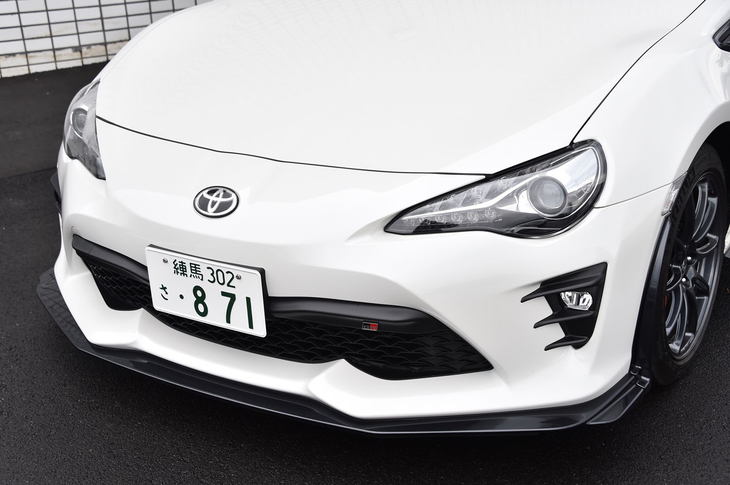 フロントには、空力性能を高める専用のフロントスポイラーとフロントバンパーサイドフィンが装着される。