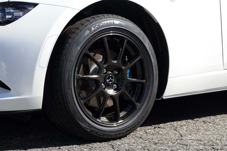 バネ下の軽量化のために、なんとメーカーオプション品であるRAYS製鍛造16インチアルミホイールを標準化。１本あたり約800g、合計約3.2㎏の軽量化を実現している。タイヤについては標準装着品と同等だ。