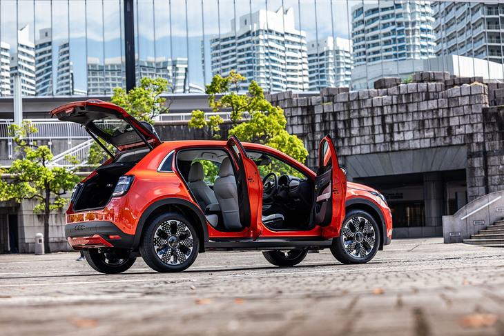 ボディーサイズは全長×全幅×全高＝4200×1780×1595mmで、ホイールベースは2560mm。「トヨタ・ヤリス クロス」とほぼ同等のサイズ感だ。