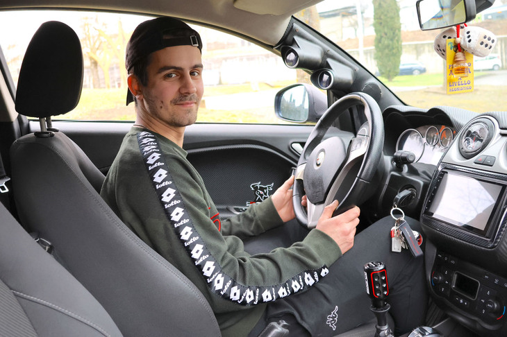 シートやシフトノブはスパルコ製に換えた。