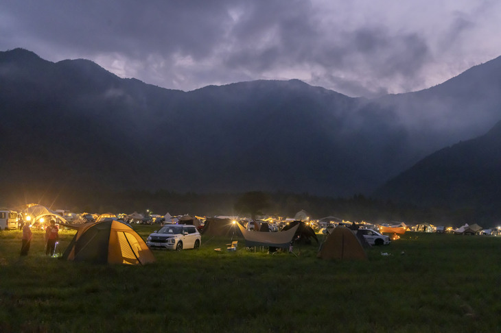霧とたき火の煙が入り混じる夕暮れのふもとっぱらキャンプ場。