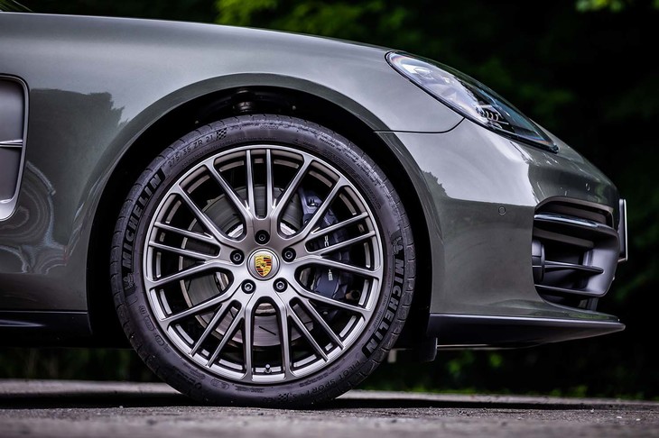 「エクスクルーシブデザインスポーツホイール」と呼ばれる21インチホイールは、サテンプラチナで塗装されている。