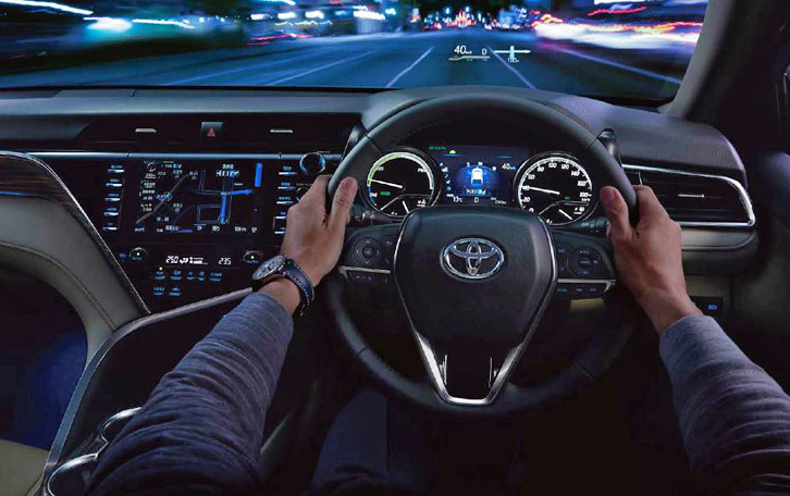 
	メーターパネルの中央には、7インチのカラー液晶を採用したマルチインフォメーションディスプレイが備わる。カーナビや燃費の情報に加え、先進安全装備の作動状況なども表示される。
	（Photo：G“レザーパッケージ”。オプション装着車。）
	